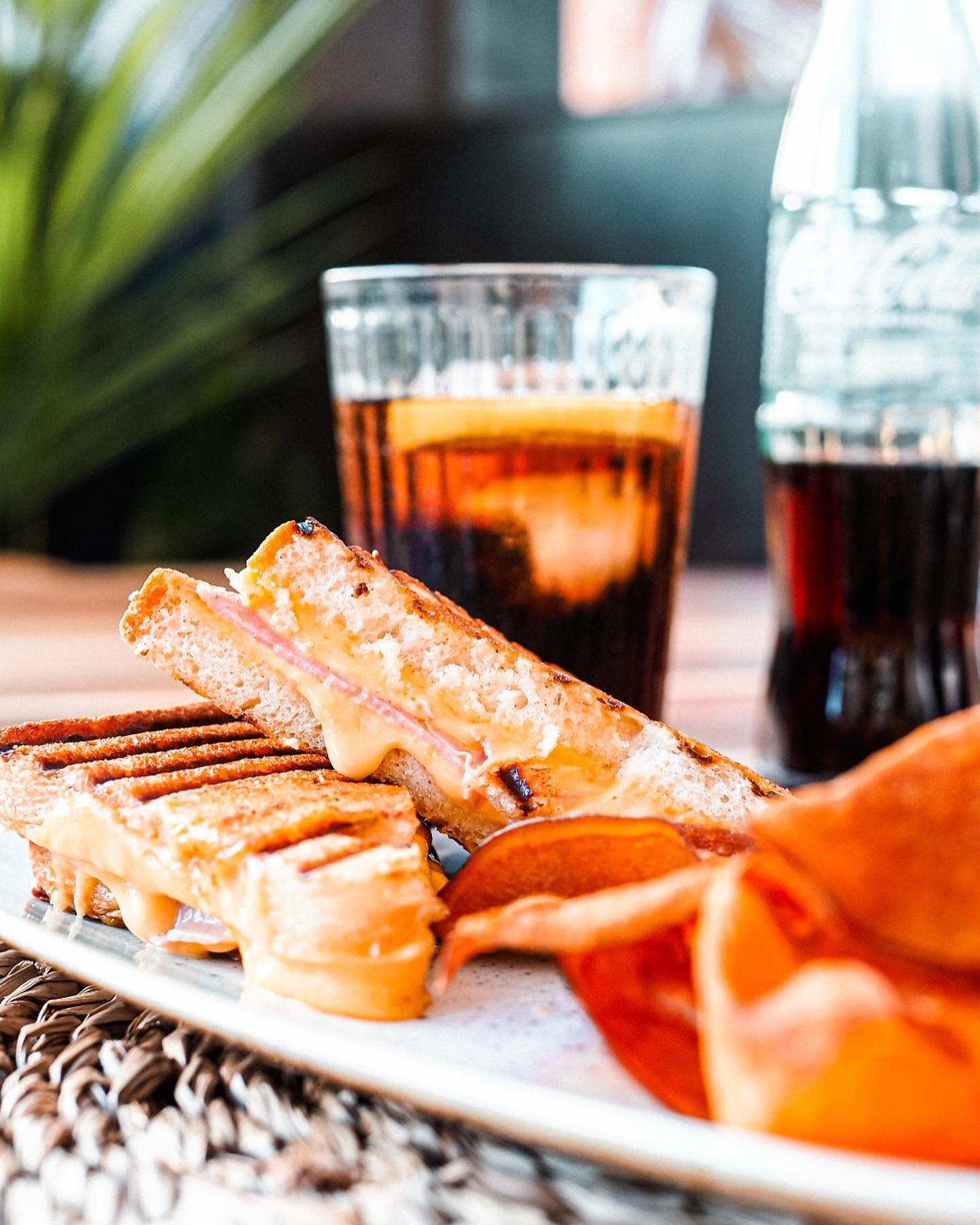 Delicioso sándwich de jamón y queso derretido, ideal para menús de restaurante.