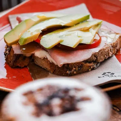 Desayuno Sandwich de pan de molde con aguacate, pavo y tomate